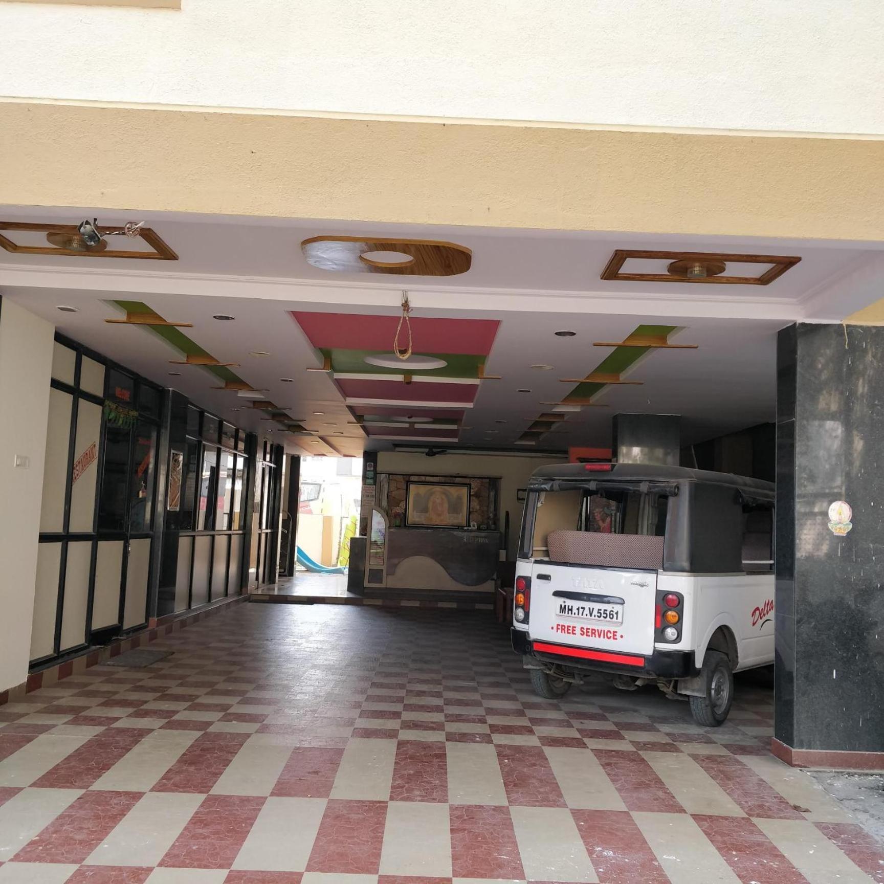 Hotel Delta Executive Shirdi Exterior foto